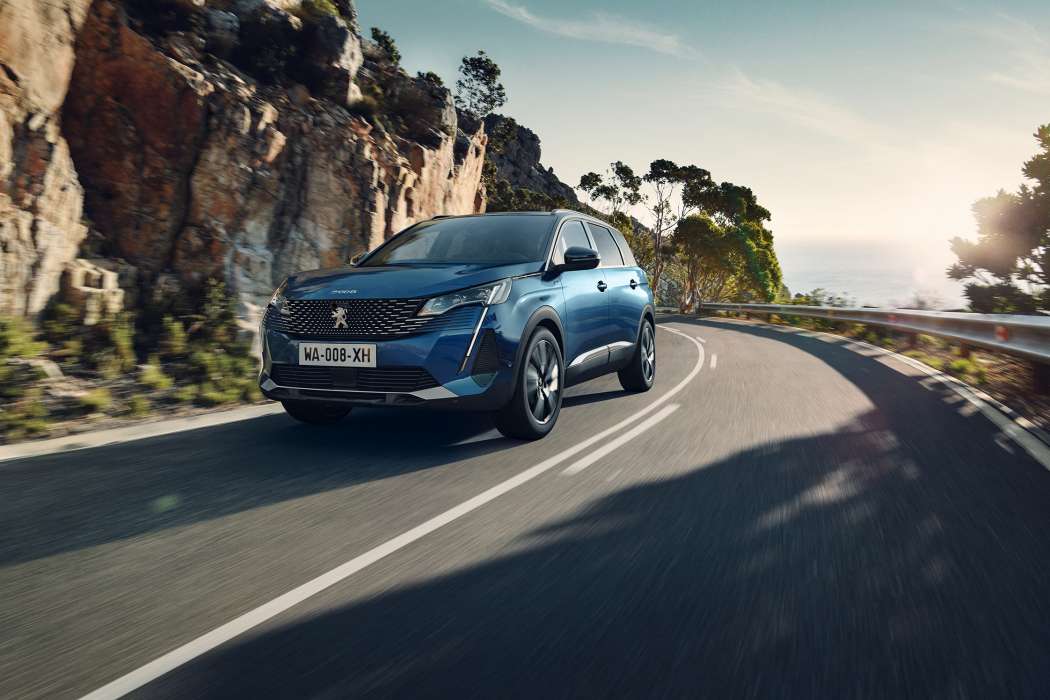 Ein neuer Grill und neue Full-LED-Scheinwerfer kennzeichnen das Facelift des 5008. (Foto: Peugeot)