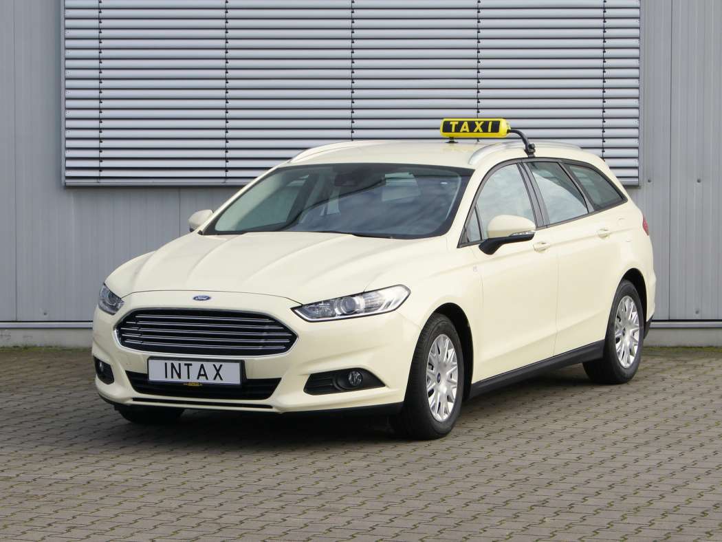 Den Ford Mondeo Turnier Hybrid kann man wie die Diesel-Varianten mit einem Taxi-Paket von INTAX bestellen. Das gilt auch für die beiden mit ihm verwandten Vans. (Foto: INTAX) 