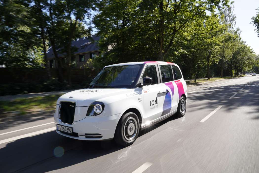 Offenbar möchte ioki auch in Ahrensburg Fahrzeuge vom Typ LEVC TX einsetzen, die Platz für bis zu sechs Fahrgäste bieten und eine ausklappbare Rollstuhlrampe haben, mit der es sich gut werben lässt. (Foto: ioki)