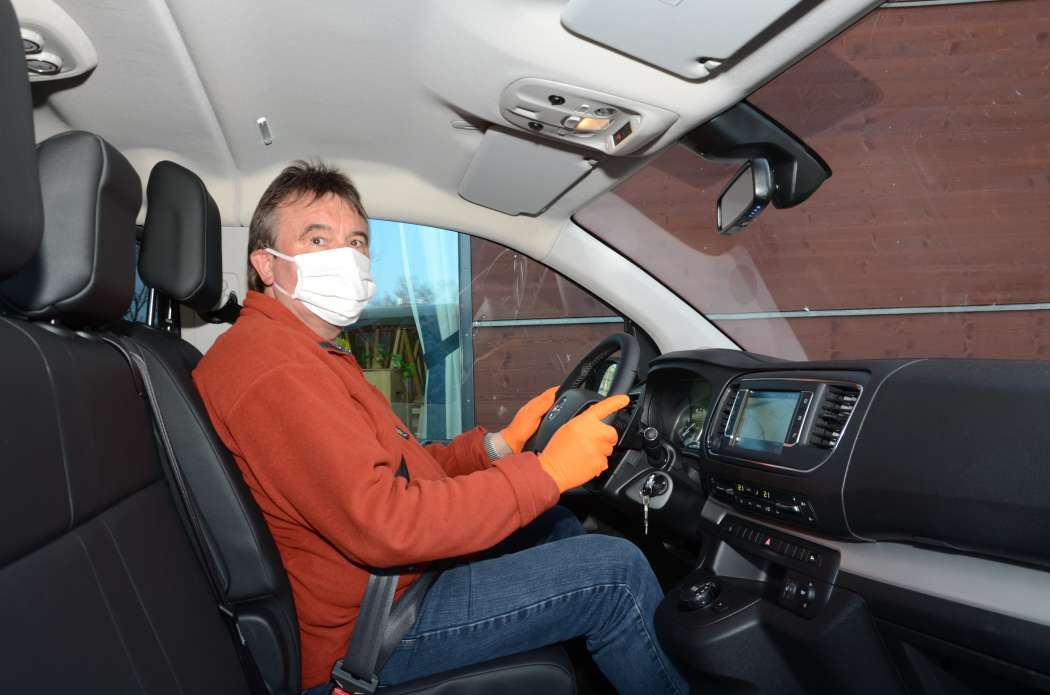 Die Fahrer von Taxis und Mietwagen dürfen bei Besetztfahrten einen Mund-Nasen-Schutz tragen und sollten dies auch tun, um sich und andere zu schützen. (Foto: Dietmar Fund)