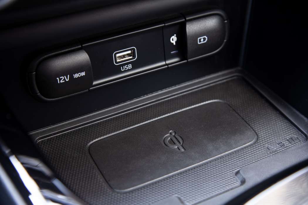 Wer wie hier im Kia e-Soul eine induktive Ladeschale im Taxi hat, braucht erst gar keine Powerbank an sein Smartphone anzuschließen und kann die Hände am Lenkrad halten. (Foto: Kia)