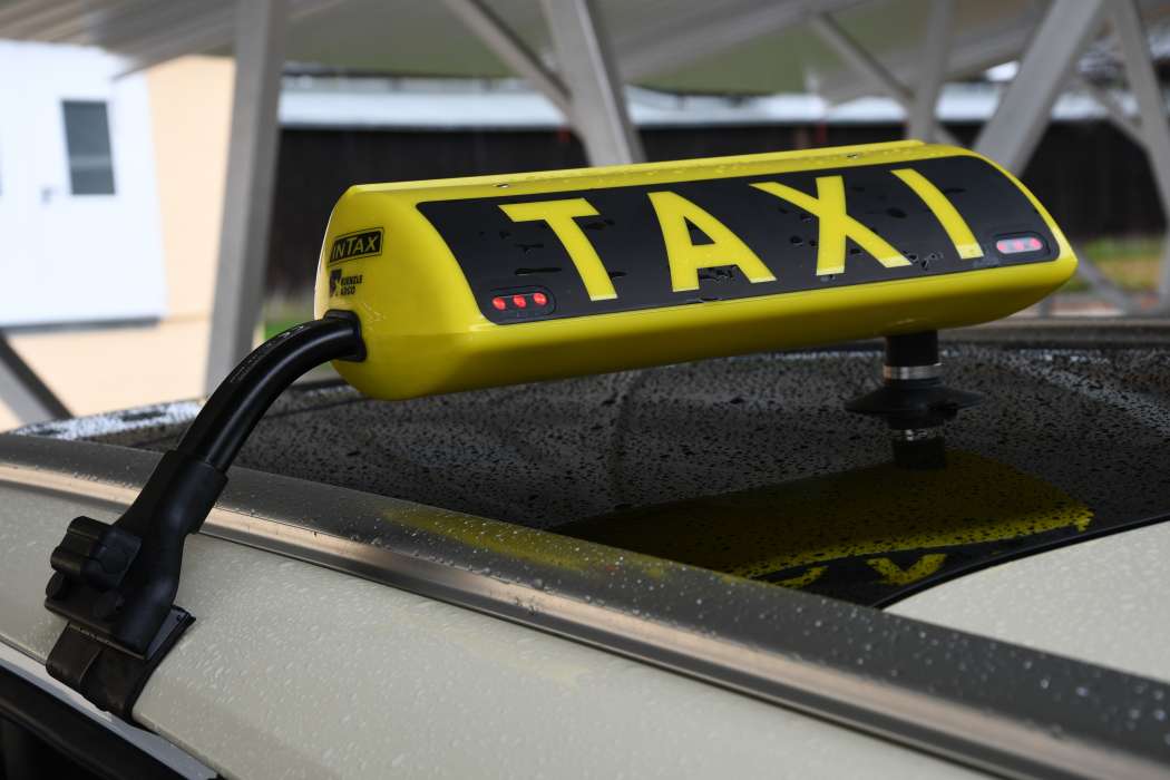 Die Taxi- und Mietwagenbranche kommt jetzt vom stillen Alarm ab und schließt sich lauteren Appellen an. (Symbolfoto: Dietmar Fund)