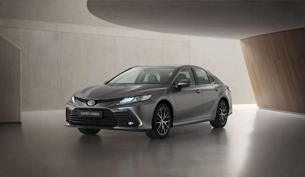 Die Änderungen am Bug erkennt man nur bei einer direkten Gegenüberstellung des bisherigen und des neuen Modells. Am Hybridantrieb hat sich nichts geändert. (Foto: Toyota)