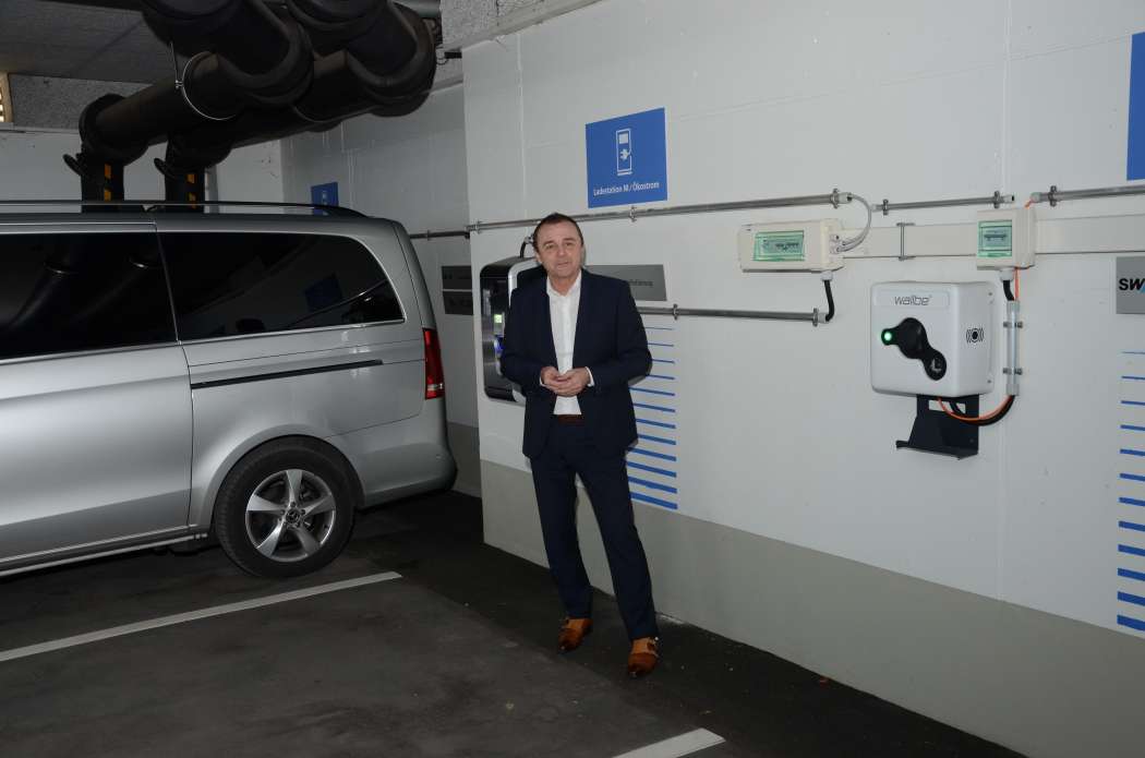 Auch Taxifahrer oder Taxiunternehmer können sich Wallboxen fördern lassen, von denen Maximilian Loher von den Stadtwerken München regelmäßig neue Modelle erprobt. (Foto: Dietmar Fund)