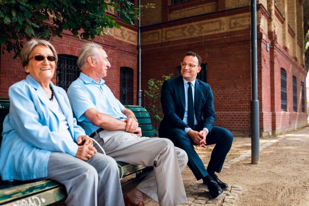 Bundesgesundheitsminister Jens Spahn (r.) solle ältere, anfällige Bürgerinnen und Bürger mit dem Taxi zu Impfzentren befördern lassen. Das schlägt der Bundverband Taxi und Mietwagen vor. (Foto: BMG)