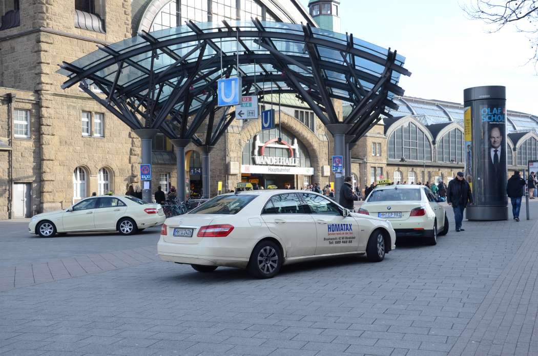 Hamburger Taxis fahren jetzt nachts vor allem Angehörige „systemrelevanter“ Berufe zu Sonderkonditionen von Tür zu Tür. (Foto: Dietmar Fund)
