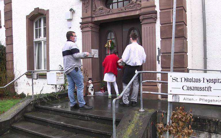 Manuel Priwitzer (l.) übergab die Grillhähnchen persönlich dem Seniorenheim. (Foto: TV/Steil-TV)