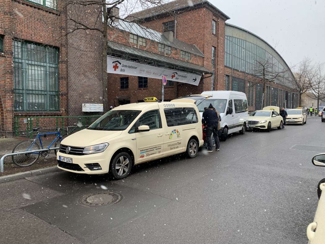 In der Arena-Halle in Berlin-Treptow begann der Impf-Service, der im Schneetreiben gut angelaufen ist. (Foto: Taxi Berlin)
