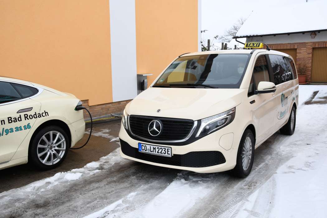 Karin Olm setzt ihre Elektrotaxis, eine E-Klasse und einen Sprinter derzeit mit Trennwänden ein und achtet auch sonst genau auf den Schutz ihrer Fahrgäste und ihrer Mitarbeiter. (Foto: Dietmar Fund)