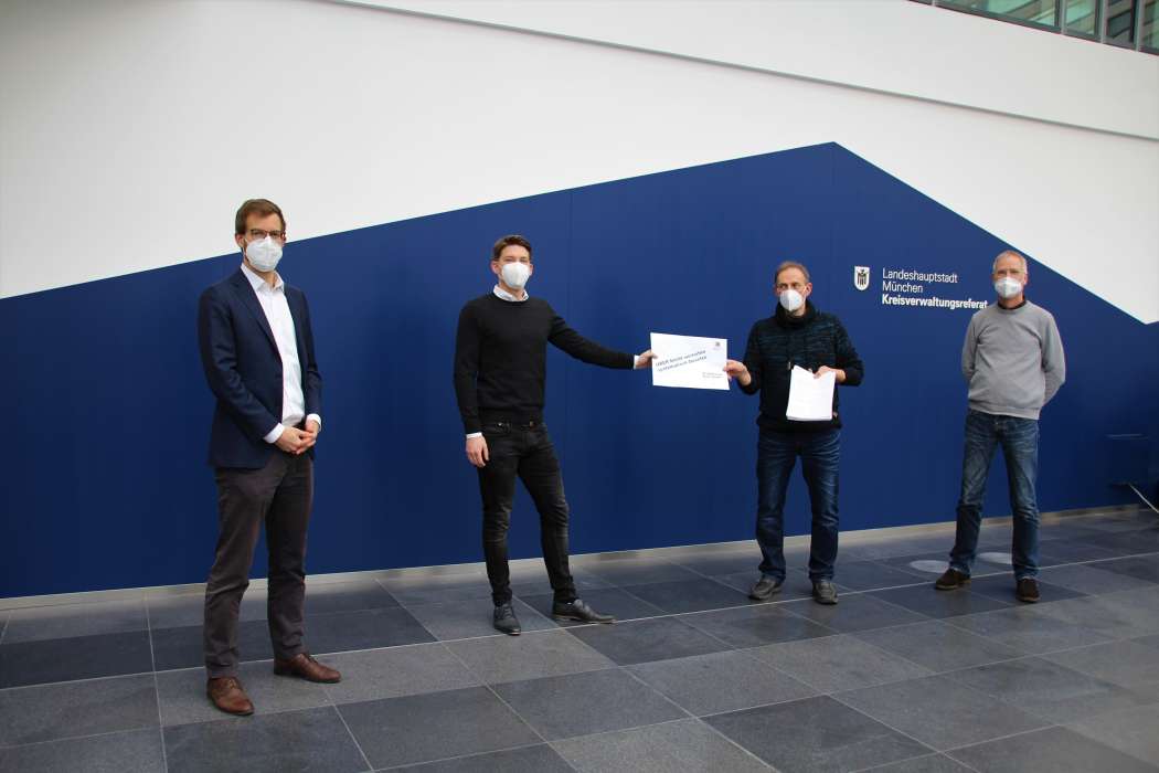 Bei der Übergabe der Anzeigen (v.l.): Gregor Beiner, Florian Schmelmer (KVR), Florian Bachmann und Christian Hess.  (Foto: TVM)