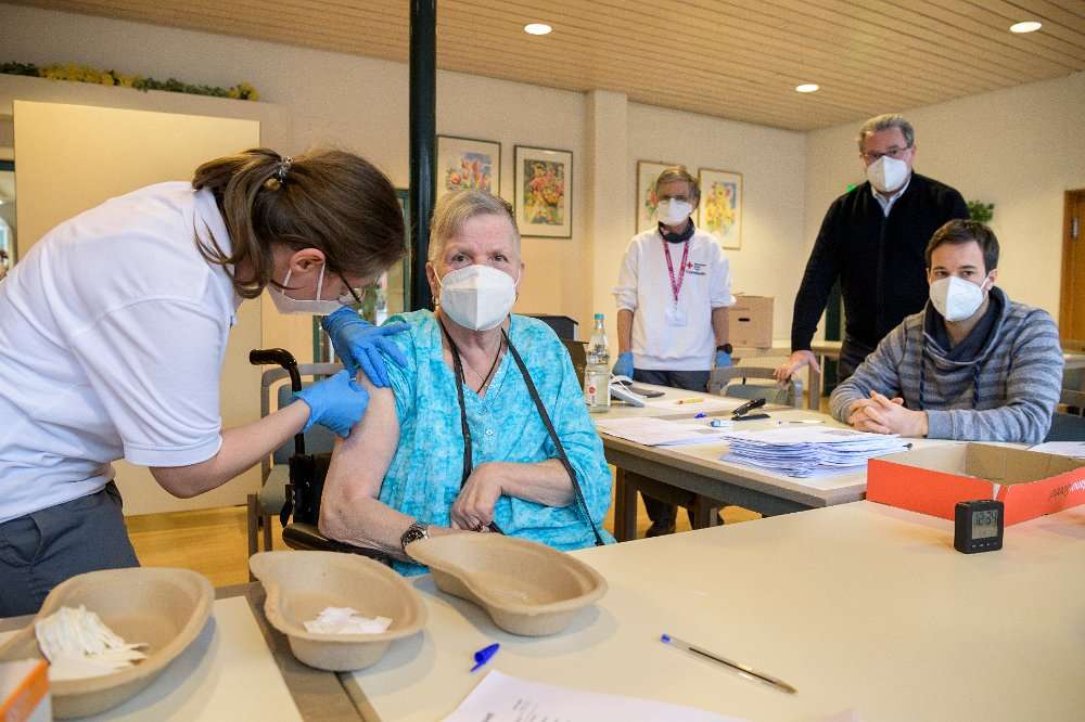 Im Caritas-Altenpflegeheim St. Michael in Handschuhsheim wurde direkt geimpft. Die zu Hause wohnenden über 80-Jährigen dürfen jetzt mit dem Taxi zum Impfzentrum der Stadt Heidelberg fahren. (Philipp Rothe/Stadt Heidelberg)