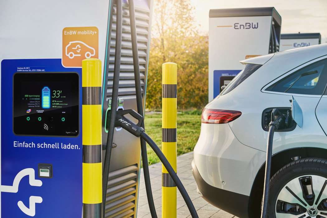 Mit geeigneten Elektroautos schnell laden: Das soll bald an 100 neuen Großmarkt-Standorten möglich sein. (Foto: EnBW)