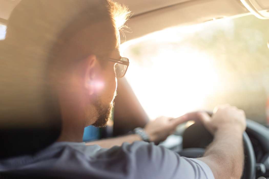 Ohne Sonnenbrille kann ein Fahrer bei tiefstehender Sonne gefährlich stark geblendet werden. (Foto: Heike Skamper/ZVA)