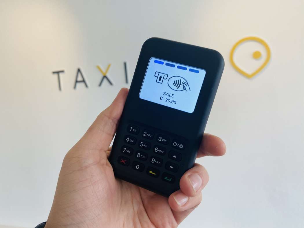 Mit dem Terminal kann man Fahrgäste bedienen, die lieber noch eine Karte als ihr Smartphone zücken. (Abb.: Talex mobile solutions)