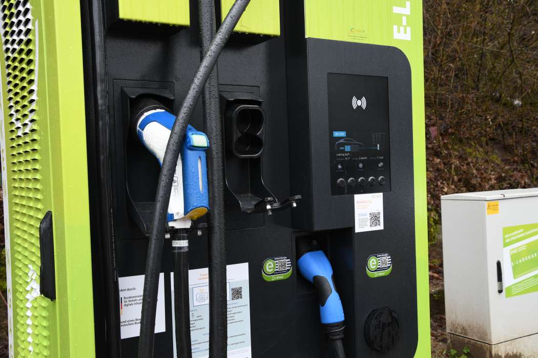 Die Deutsche Telekom möchte in Hamburg auf eigenem Grund Schnelladestationen mit 100 bis 150 kW Ladeleistung aufbauen, die zum Teil exklusiv den Taxis angeboten werden. (Symbolfoto: Dietmar Fund)