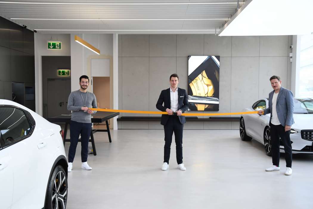 Store Manager Ozanali Mercanoglu (v.l.), Alexander Lutz von Polestar und Harald Krist als Geschäftsführer des Polestar Space München zerschnitten kein Band, sondern lösten nur den goldenen Gurt, der für die Marke steht, aus der Gurtschnalle. (Foto: Dietmar Fund)