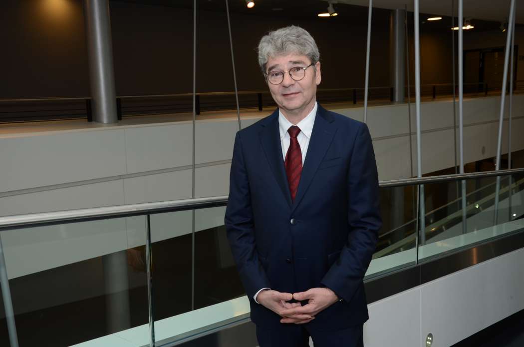 Herwig Kollar, Präsident des Bundesverbandes Taxi und Mietwagen e.V., informiert bei den Conference Days über praktische Fragen rund um die jüngste PBefG-Novelle. (Foto: Dietmar Fund) 