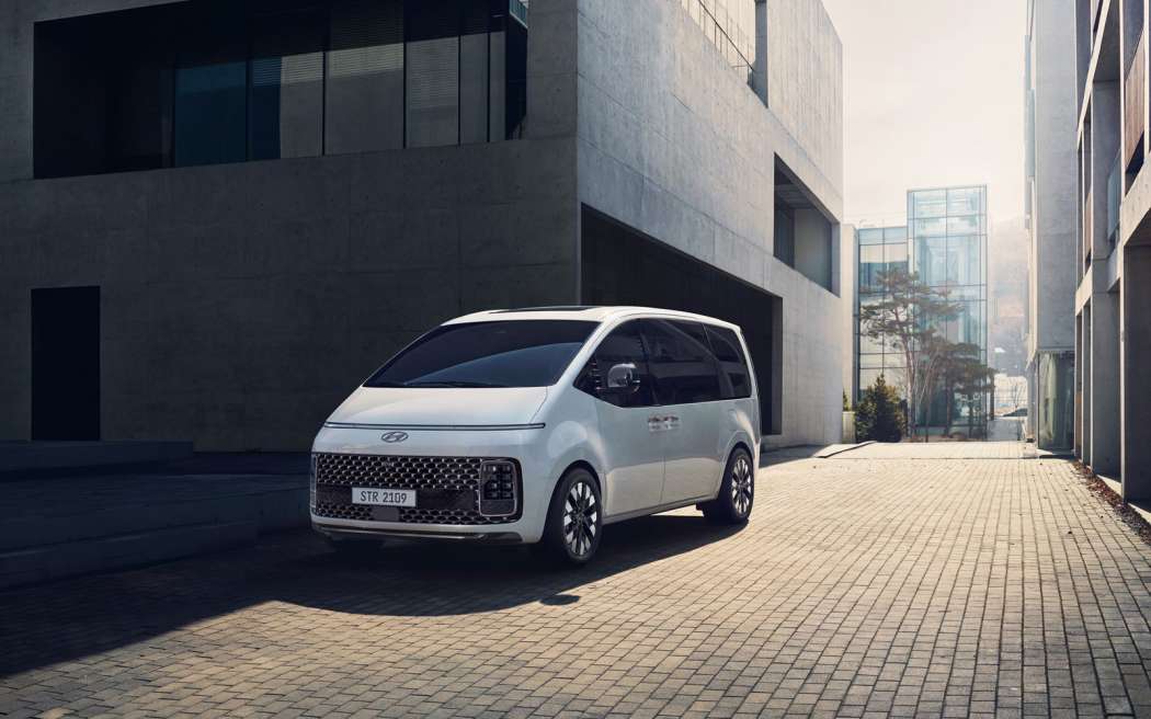Ein Radstand von 3.723 Millimetern und eine Multilenker-Hinterachse und sollen im futuristisch geformten Van Staria für hohen Fahrkomfort sorgen. (Foto: Hyundai)