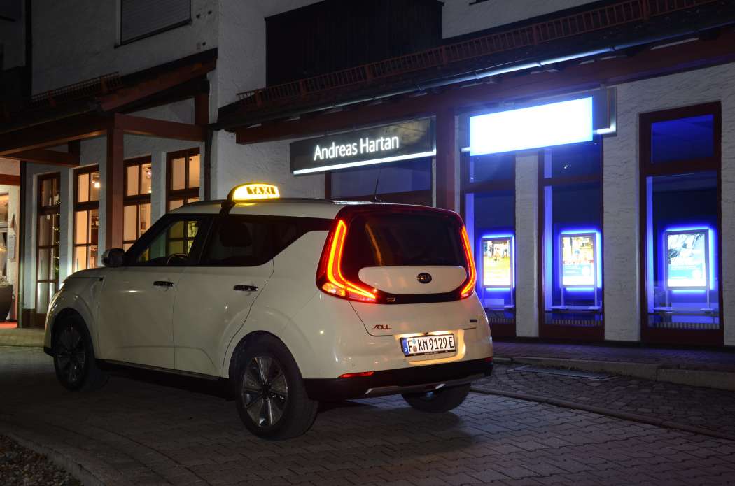 Besonders bei Nachtfahrten müssen Fahrerinnen und Fahrer penibel darauf achten, dass sich die Türen öffnen, ohne mit Hindernissen zu kollidieren. (Foto: Dietmar Fund)