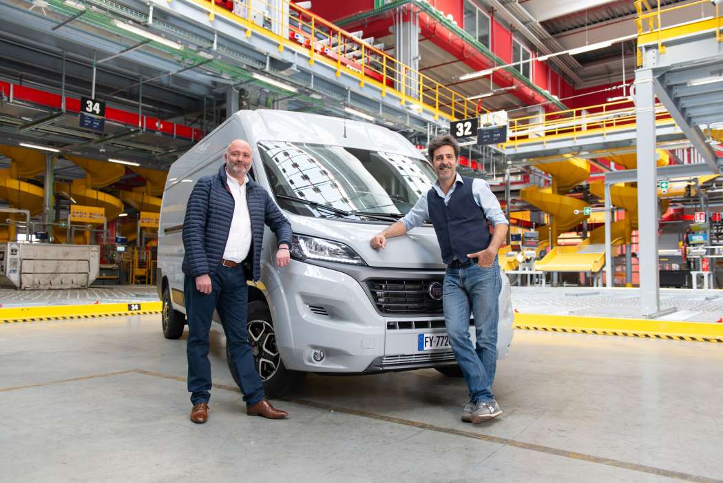 Eric Laforge, Leiter leichte Nutzfahrzeuge (l.) und Moderator Massimo Temporelli stellten den E-Ducato im Werk vor. (Foto: Stellantis)