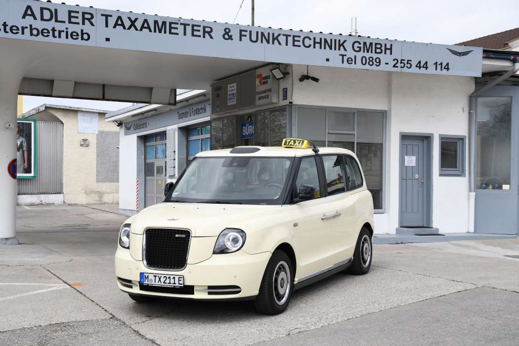 Mit einer Platte zum induktiven Laden versehen, sollen vier solcher LEVC TX-Taxis in Köln gefördert werden. (Foto: Dietmar Fund)