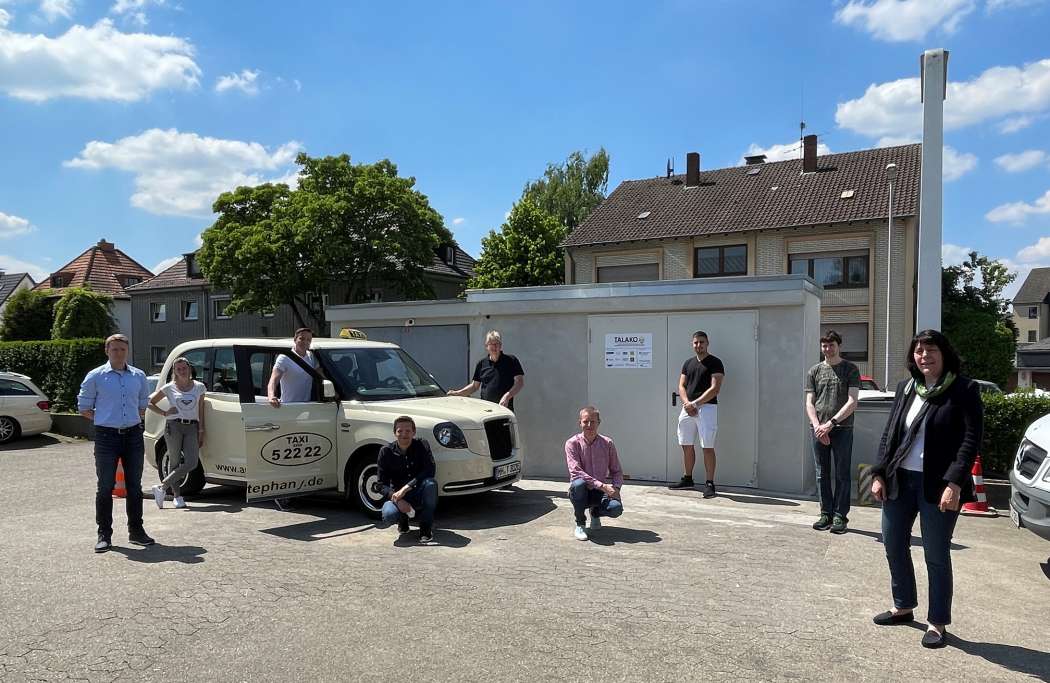 Das Forschungsteam versammelte sich auf dem Betriebshof von Taxi Stephany, um die Platte für das induktive Laden in Betrieb zu nehmen. (Foto: Universität Duisburg Essen)