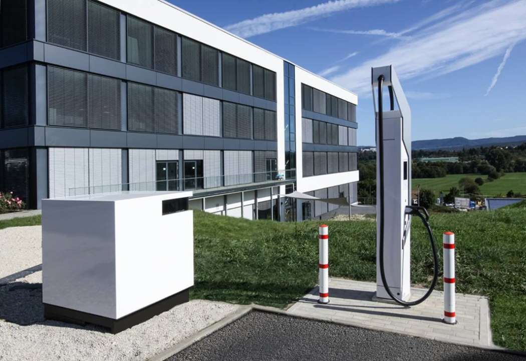 Der Batterie-Pufferspeicher von ADS-TEC wird in der Regel mit zwei unabhängig von ihm aufgestellten Ladesäulen kombiniert. (Foto: ADS-TEC)