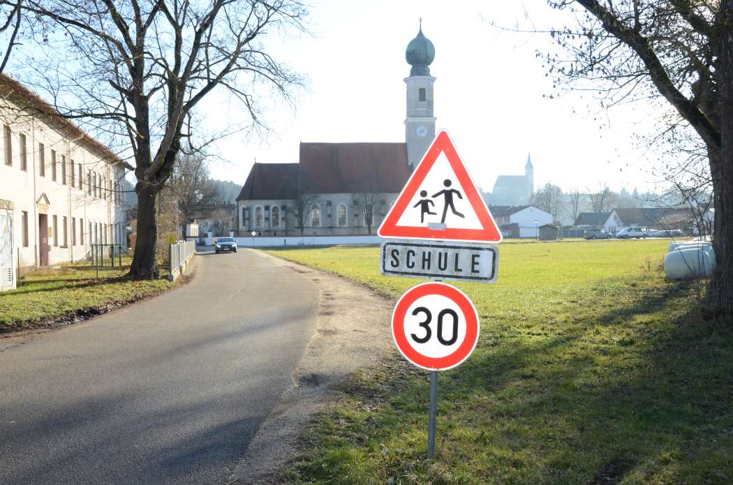 Nicht nur in der Nähe von Kindergärten und Schulen sollten auch Fahrer und Fahrerinnen von Taxis und Mietwagen höchst wachsam und nicht schneller als erlaubt fahren. (Symbolfoto: Dietmar Fund)
