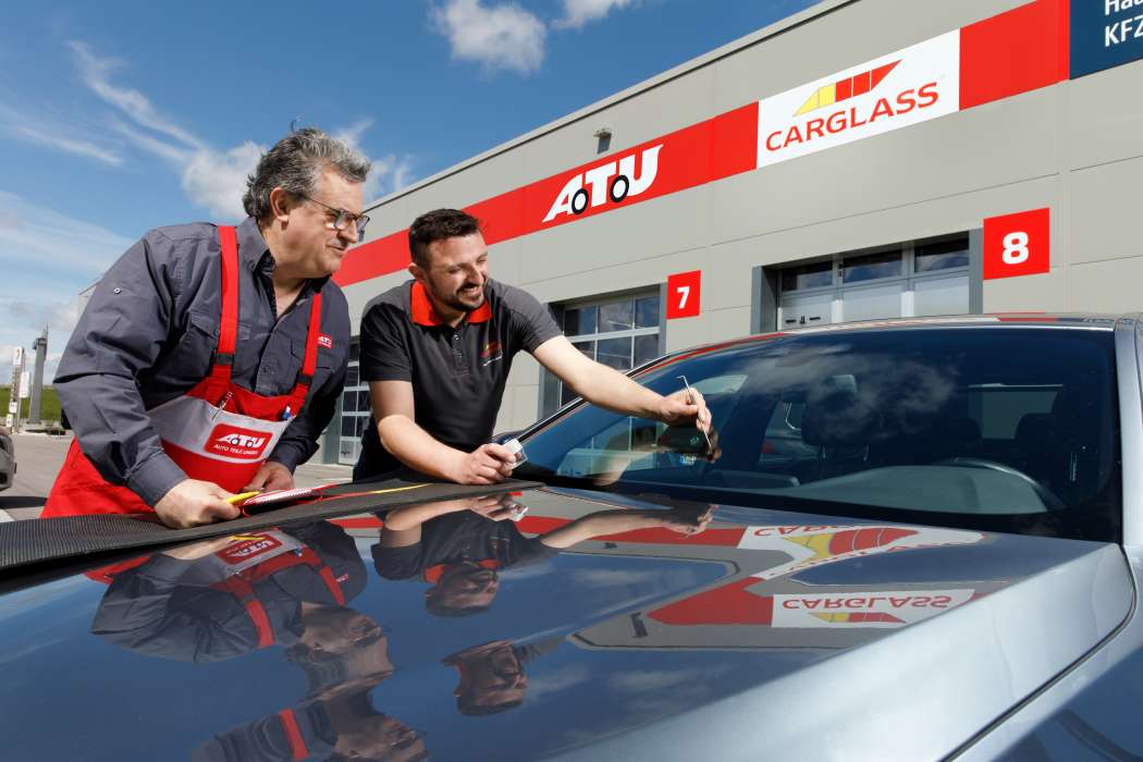 An 30 Standorten arbeiten Spezialisten von Carglass jetzt in A.T.U-Filialen. (Foto: A.T.U)