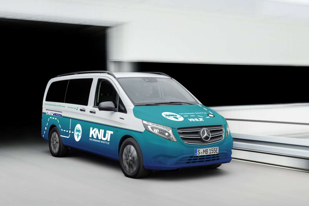 Wie an vielen anderen Stellen im Rhein-Main-Gebiet kommen auch beim Projekt KNUT eVito mit speziellem Außendesign zum Einsatz. (Fotomontage: CleverShuttle)