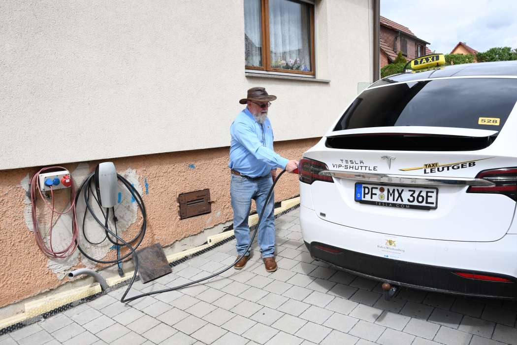Ein Schwerpunkt des VDI-Ratgebers ist das Laden an Wallboxen, aber auch das Laden unterwegs ist darin ein Thema. (Foto: Dietmar Fund)