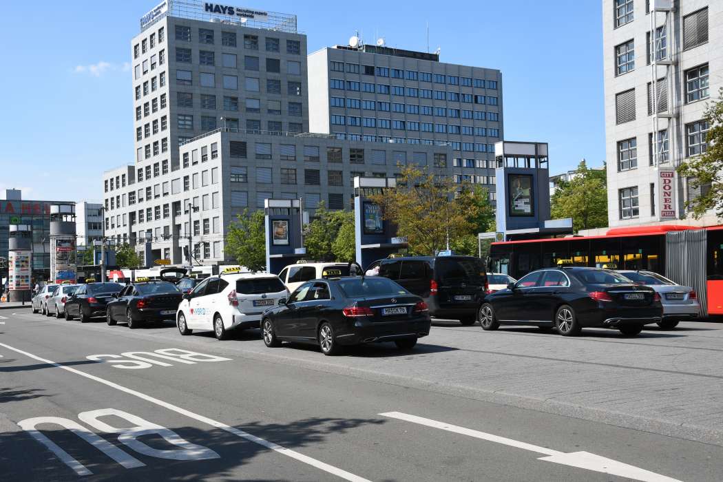 Welche Kenntnisse genau Fahrerinnen und Fahrer von Taxis, Mietwagen und gebündeltem Bedarfsverkehr künftig nachweisen müssen, ist noch immer völlig unklar. (Foto: Dietmar Fund)