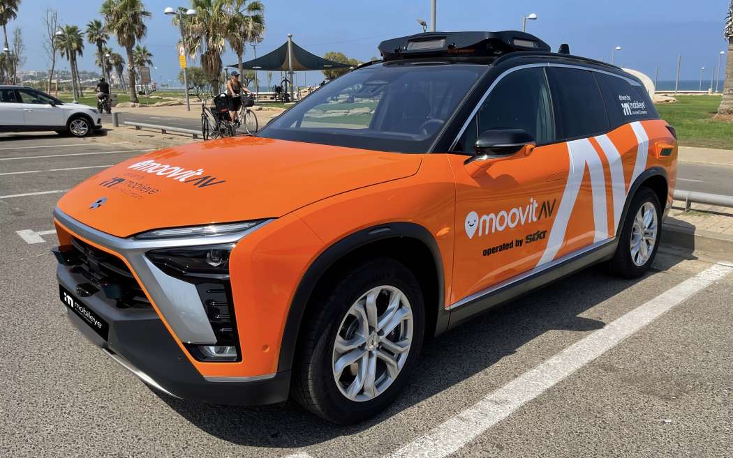 Mit solchen auffällig folierten autonom fahrenden Elektrofahrzeugen möchten Sixt und Mobileye von München aus den Mobilitätsmarkt angehen. (Foto: Mobileye)