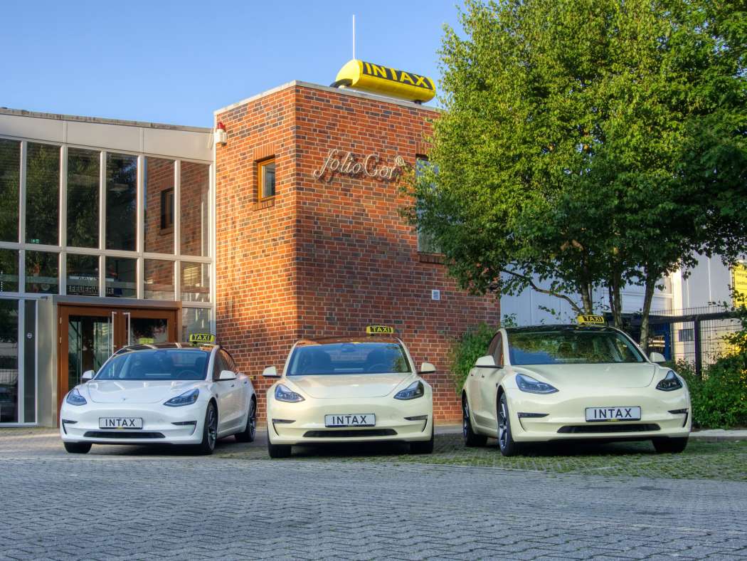 Die Tesla Model 3 brauchen Nebelscheinwerfer, die Voraussetzung für den Einbau der Taxi-Notalarmanlage sind. (Foto: INTAX)