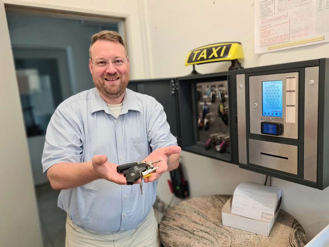 Erleichtert holt Dirk Holl wieder Fahrzeugschlüssel aus dem Schlüsseltresor, der dank einer neuen Firewall künftig besser gegen eine Sperrung von außen abgesichert sein soll. (Foto: Taxi Holl AG)