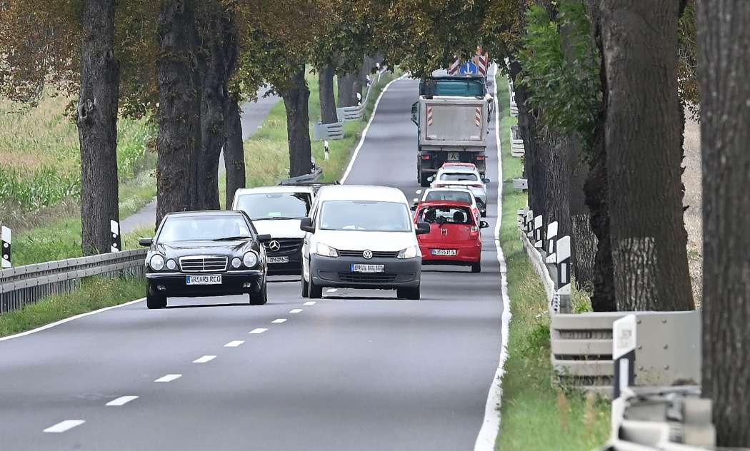 Vor allem, wenn man nicht alleine hinter jemandem herschleicht, darf man keinesfalls den Blick in den Außenspiegel vergessen, bevor man zum Überholen ansetzt.  (Foto: Dekra)