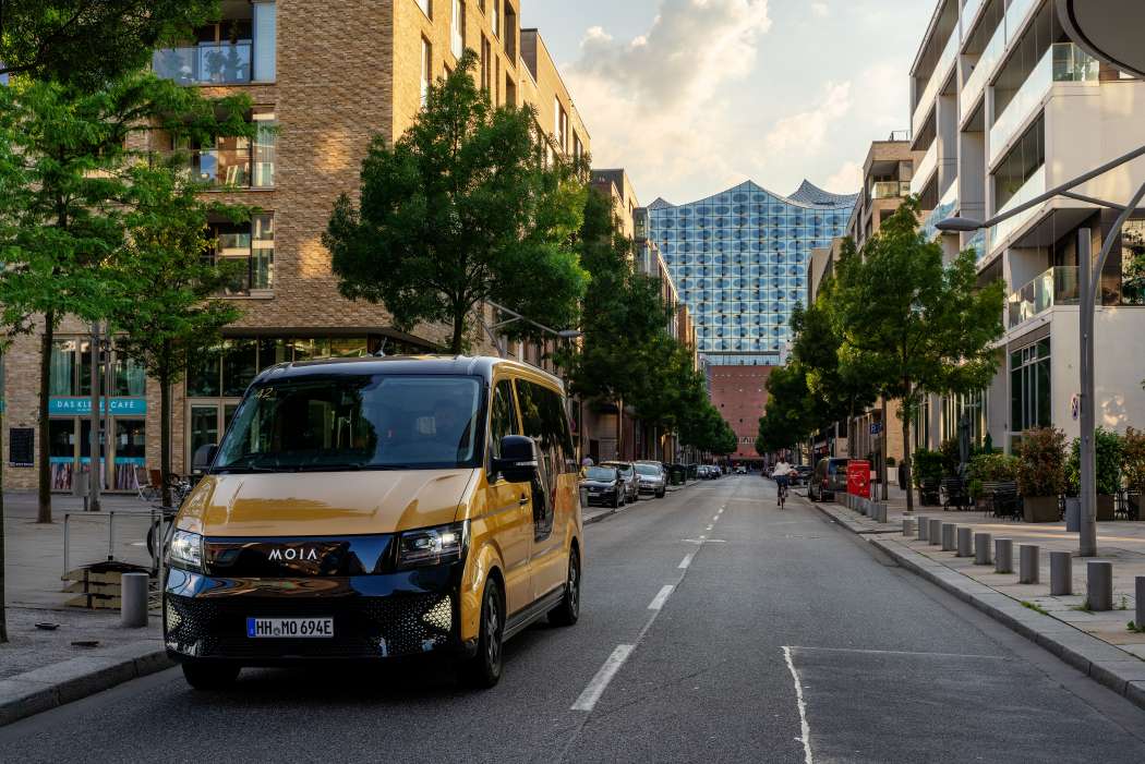 In Hamburg hat die Tagespresse schon auf den neuen Service MOIA Express aufmerksam gemacht. (Foto: MOIA)