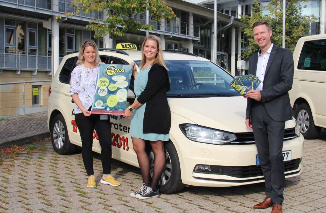 Marie Grieshammer (v.l.) und Carmen Hahn von der Regionalen Entwicklungsagentur sowie Landrat Florian Wiedemann öffnen ihr Fifty-Fifty-Taxi allen Altersgruppen und nicht nur Jugendlichen und jungen Autofahrern und –fahrerinnen. (Foto: Landkreis Bayreuth)