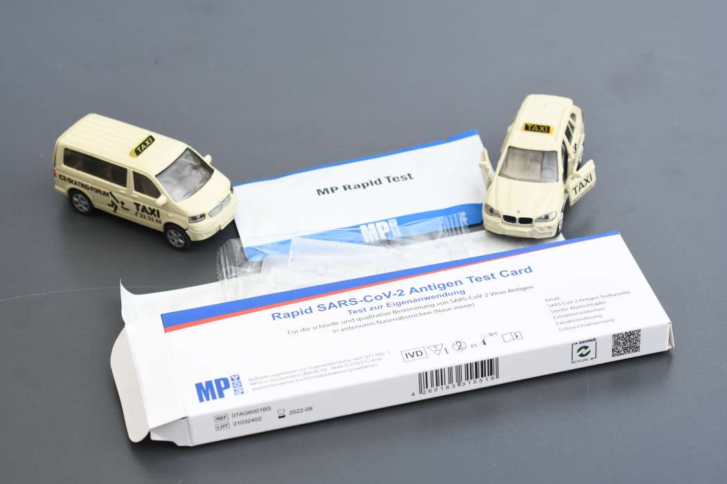 Das bayerische Kultusministerium will Schülerinnen und Schüler regelmäßig auf Covid 19 testen und braucht daher Dienstleister, die die Proben gesammelt an den Fahrer eines Labors übergeben. (Symbolfoto: Dietmar Fund)