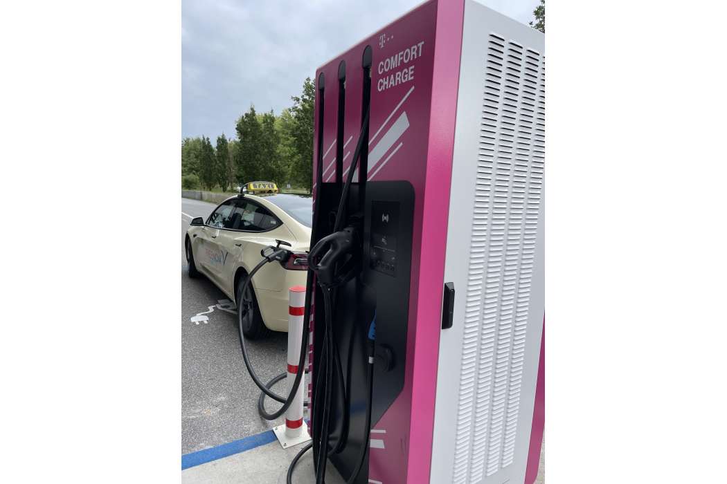 An den 160 Schnellladestationen der Telekom-Tochter Comfort Charge sollen geeignete Elektrotaxis in 10 Minuten Strom für 100 Kilometer Reichweite laden können. (Foto: Telekom)