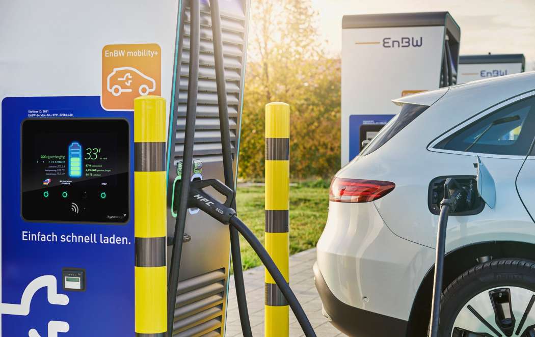 EnBW bietet nun an vielen seiner Schnellladesäulen eine AutoCharge-Funktion, für die das Elektrofahrzeug aber vorbereitet sein muss. (Foto: EnBW)