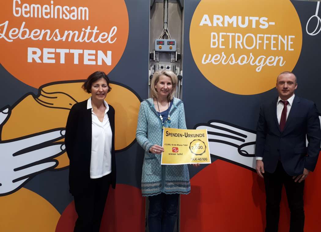 Ulla Epler (v.l.) und Alexandra Gruber von der Wiener Tafel nahmen den Spendenscheck von Andreas Hödl entgegen, dem Geschäftsführer von Taxi 40100. (Foto: Taxi 40100)