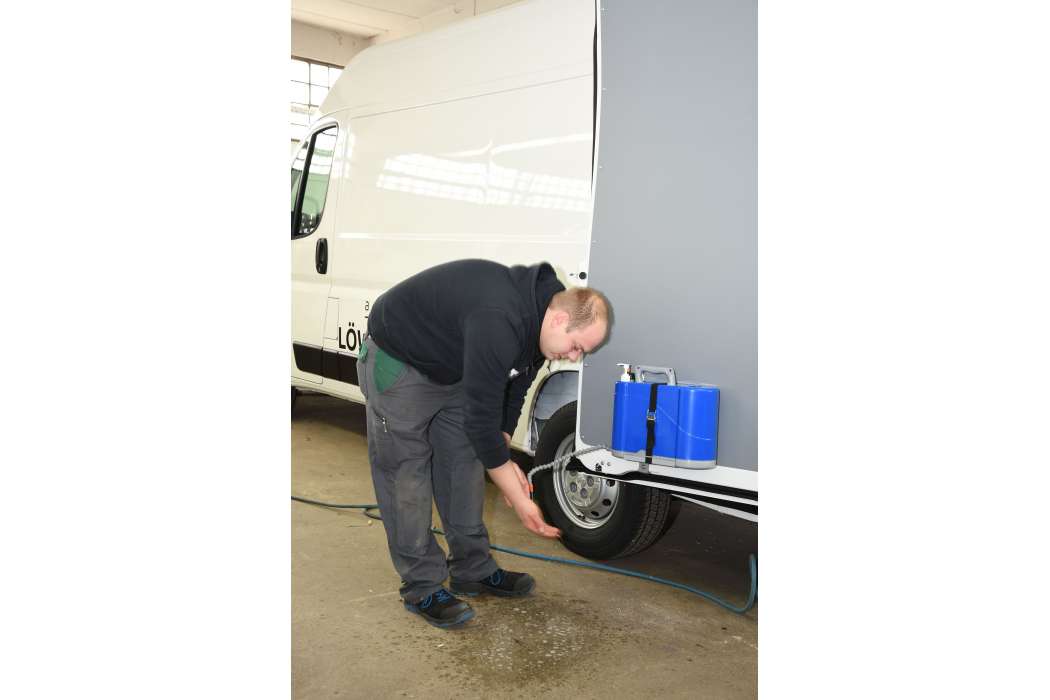 Die Box EasyWash lässt sich im Fahrzeug mitführen oder wie hier an einer Flügeltüre im Heck montieren. (Foto: Dietmar Fund)