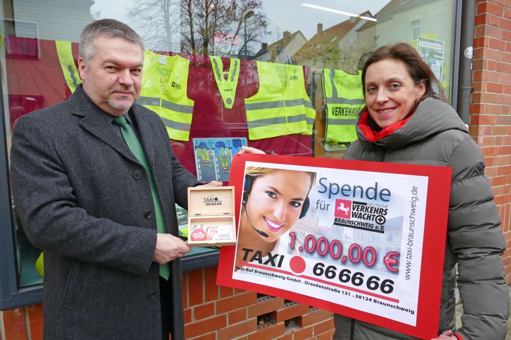 Matthias Reiher vom Taxi-Ruf übergab wieder Gutscheine an Daniela Kühl, die Vorsitzende der Verkehrswacht Braunschweig. (Foto: Karsten Mentasti)