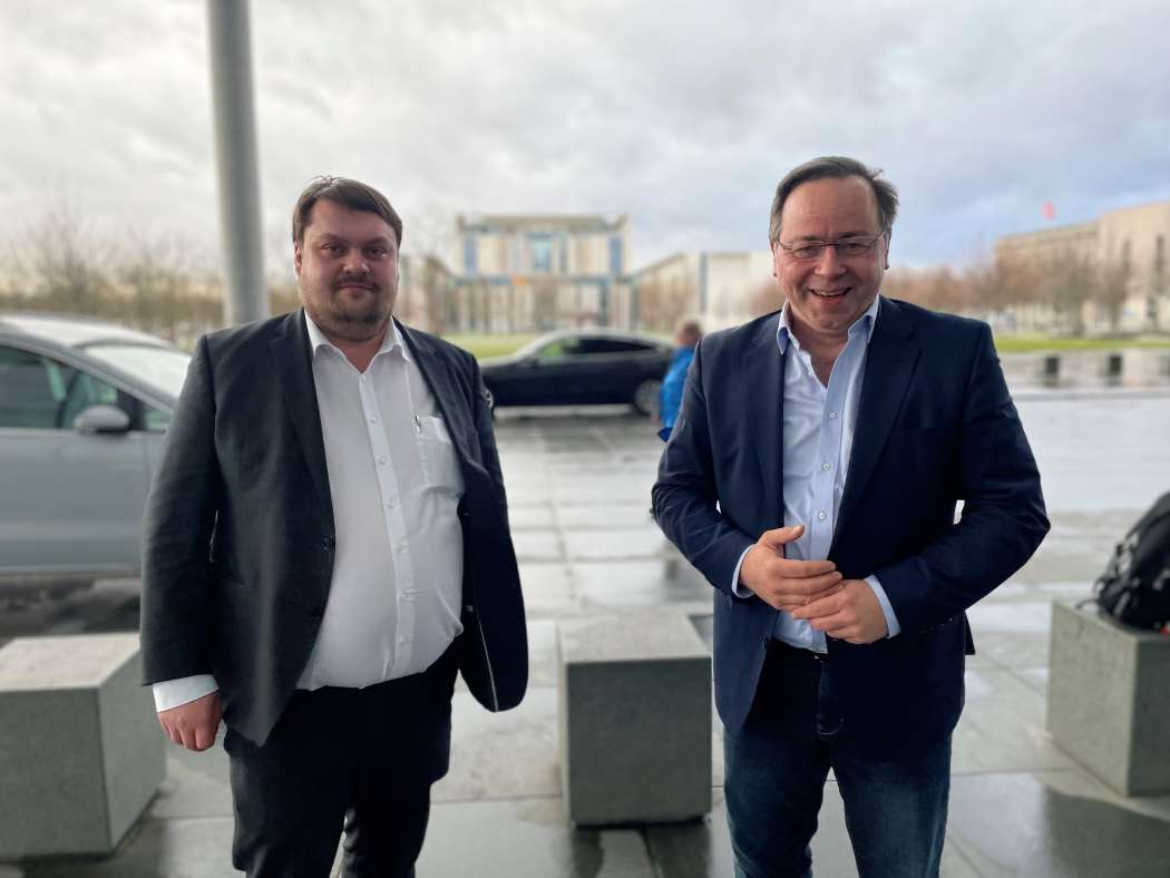 Dem Bundestagsabgeordneten Martin Kröber (SPD, l.) war offenbar der Ernst der Lage bewusst, während Patrick Meinhardt wie immer sein gewinnendes Lächeln aufsetzte. (Foto: TMV)