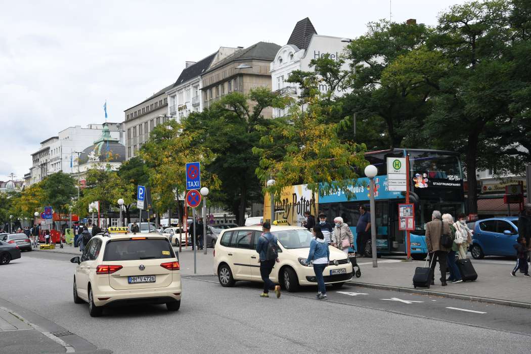 Der Taxi-Tarif in Hamburg wird zum 1. Juni erhöht. Deshalb fordert die Behörde nun auch eine qualitativ hochwertige Dienstleistung. (Foto: Dietmar Fund)