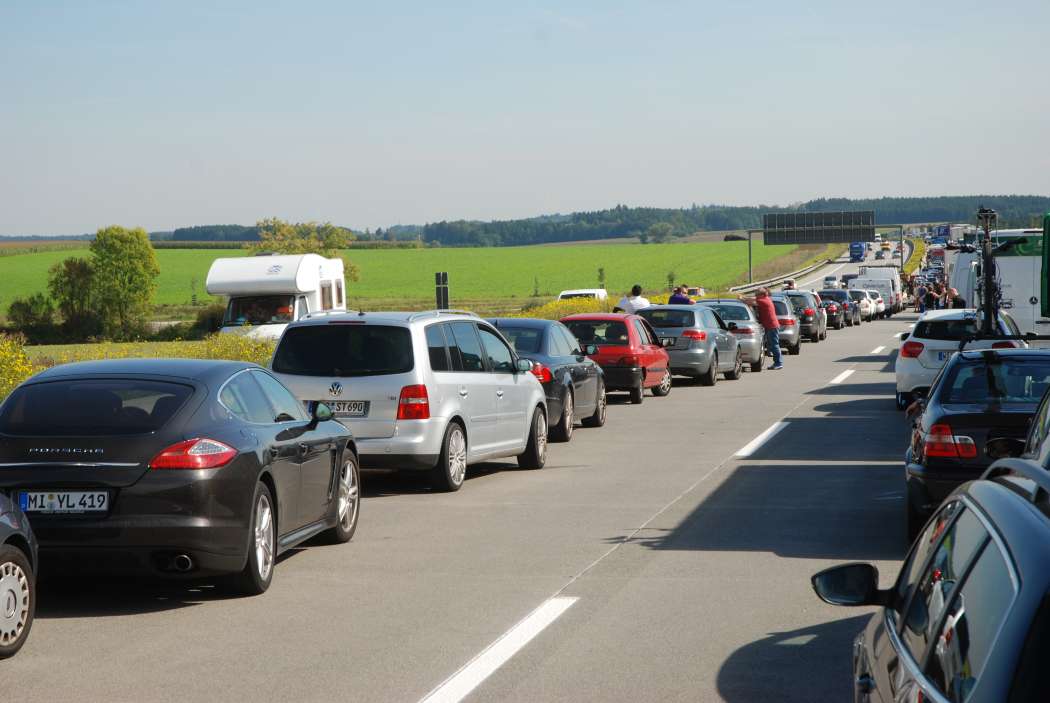 Auf der Autobahn ist die Bildung einer Rettungsgasse Pflicht, innerorts könnte sie kritisch werden. (Foto: Dietmar Fund)
