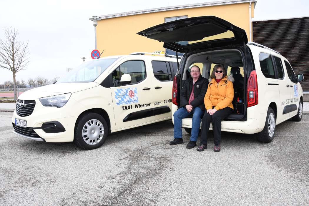 Vor allem auf dem Land (allerdings nicht überall wie hier in Mühldorf am Inn) hat die Zahl der Taxis stark abgenommen, was durch Mietwagen-Angebote nicht kompensiert worden ist. (Symbolfoto: Dietmar Fund) 