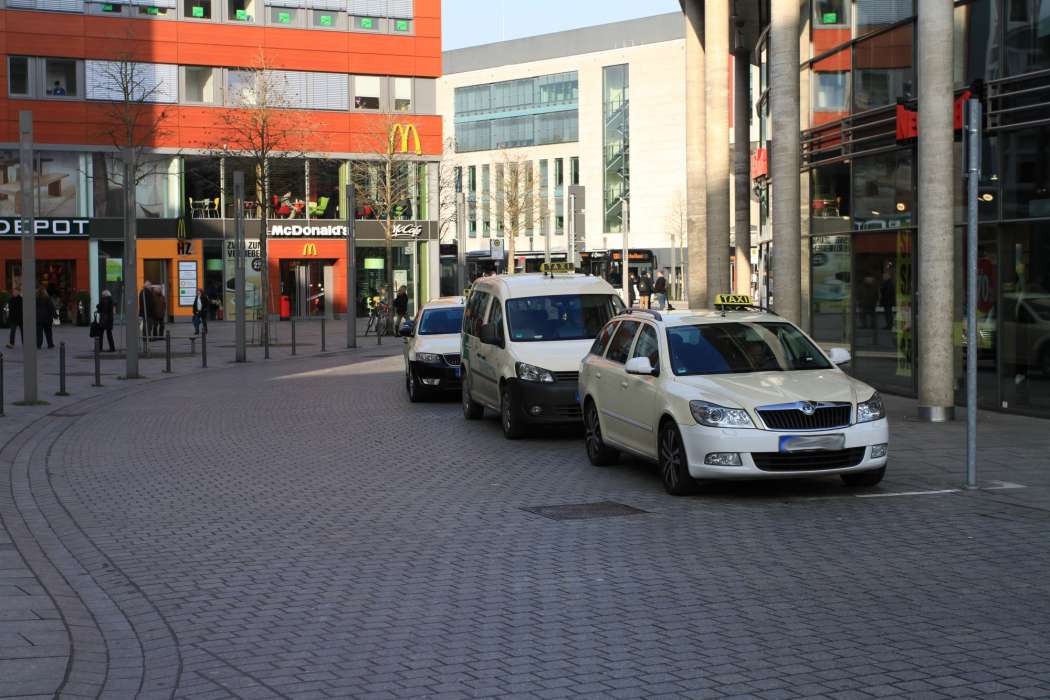 Die Taxifahrer und –fahrerinnen in Hagen dürfen wegen der stark gestiegenen Kraftstoffpreise von ihren Fahrgästen jetzt pro Taxifahrt einen Euro mehr verlangen. (Foto: Michael Kaub/Stadt Hagen)