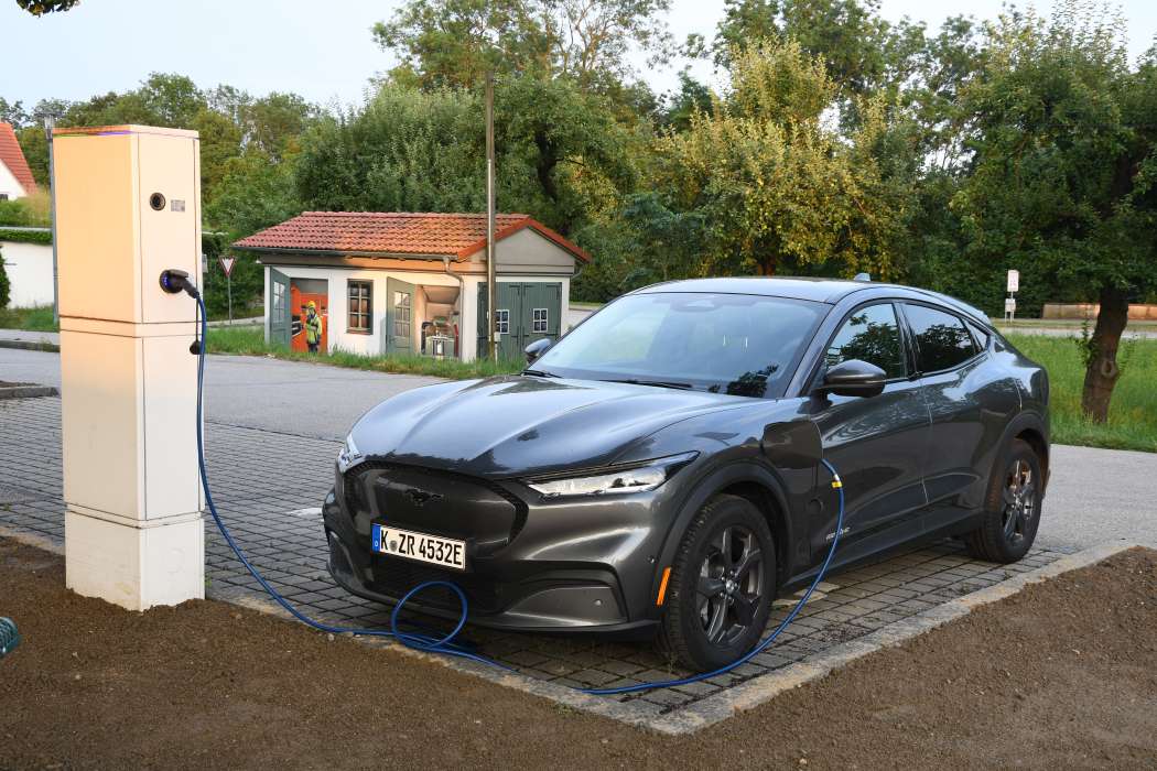 Der Ford Mustang Mach-E, den es auch mit einer großen Batterie und respektabler Reichweite gibt, kann jetzt zum Taxi oder Mietwagen umgerüstet werden. (Foto: Dietmar Fund)
